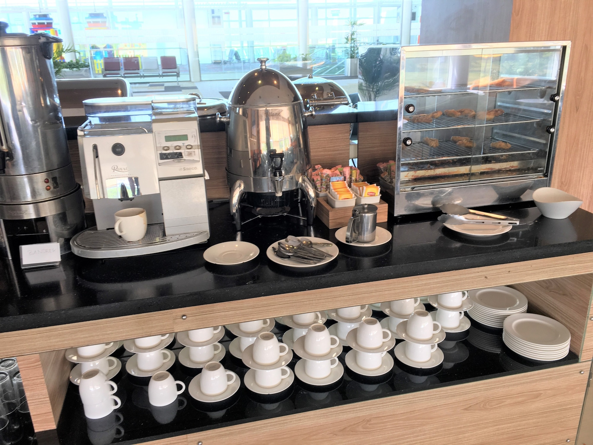 #4 of 5 images of Saphire Mandai Executive Lounge