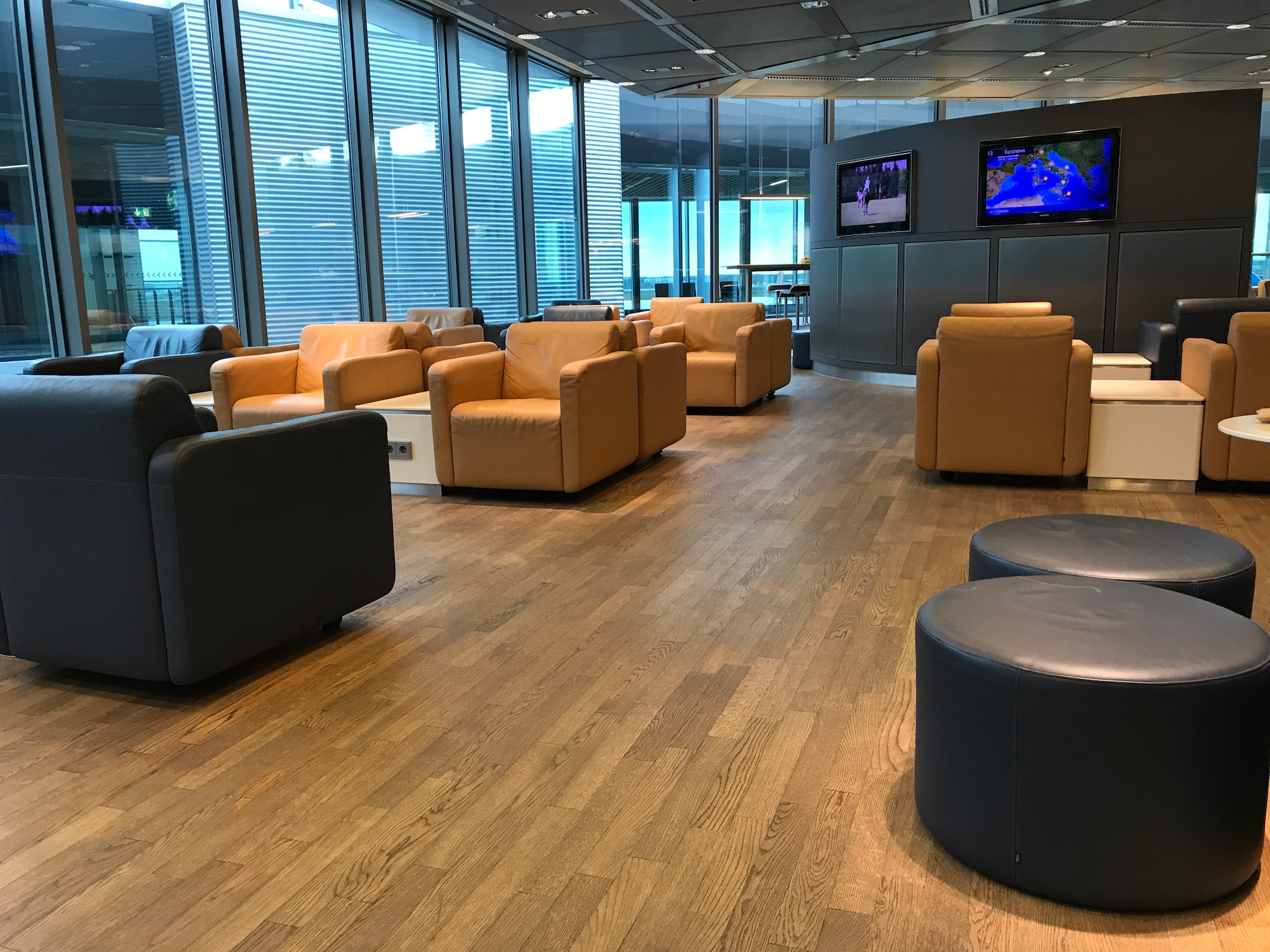 #5 of 5 images of Lufthansa Business Lounge (Non-Schengen, Gates B44-B48) (Temporarily Closed)