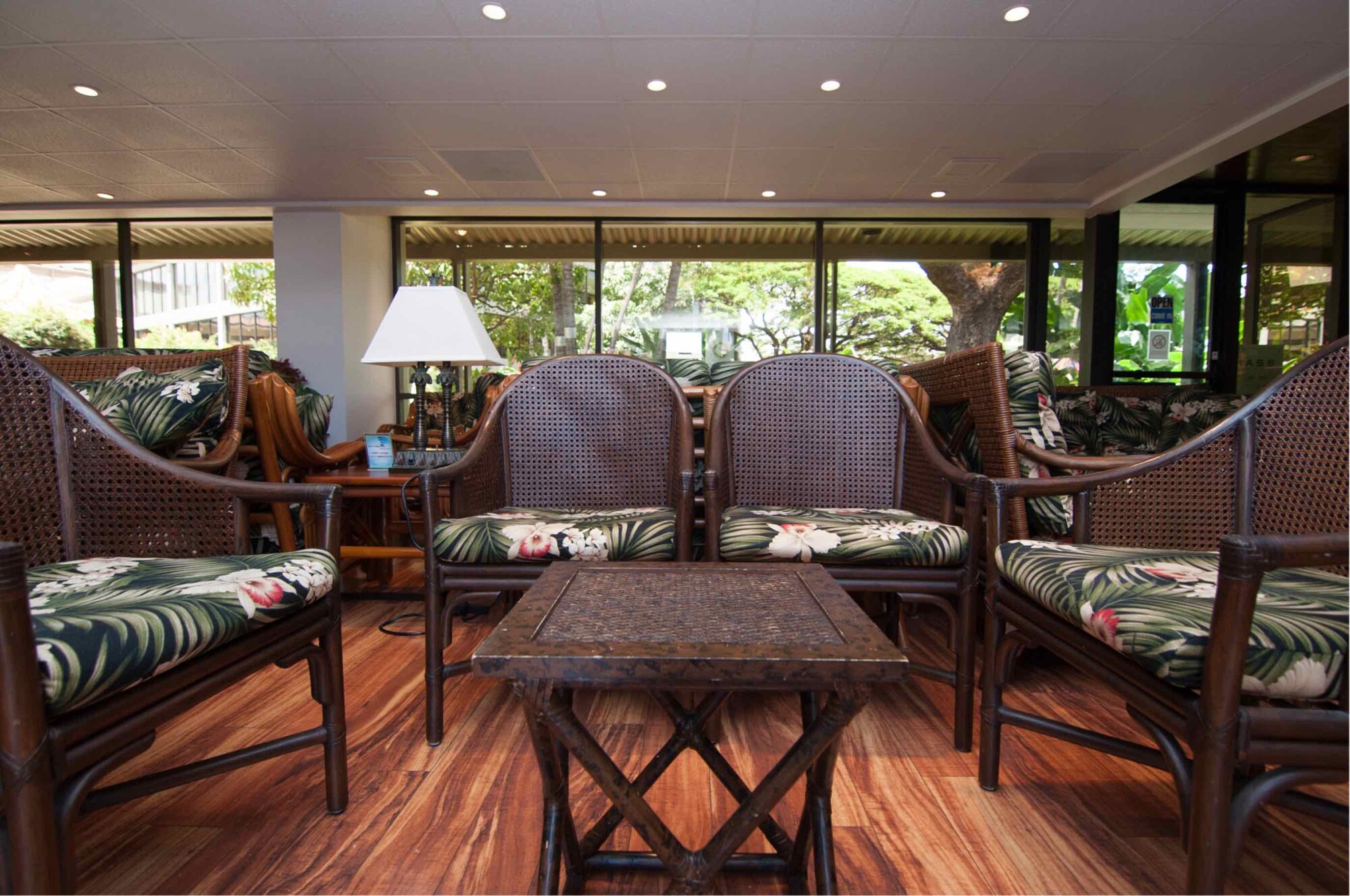 #4 of 5 images of IASS Hawaii Lounge (Temporarily Closed)