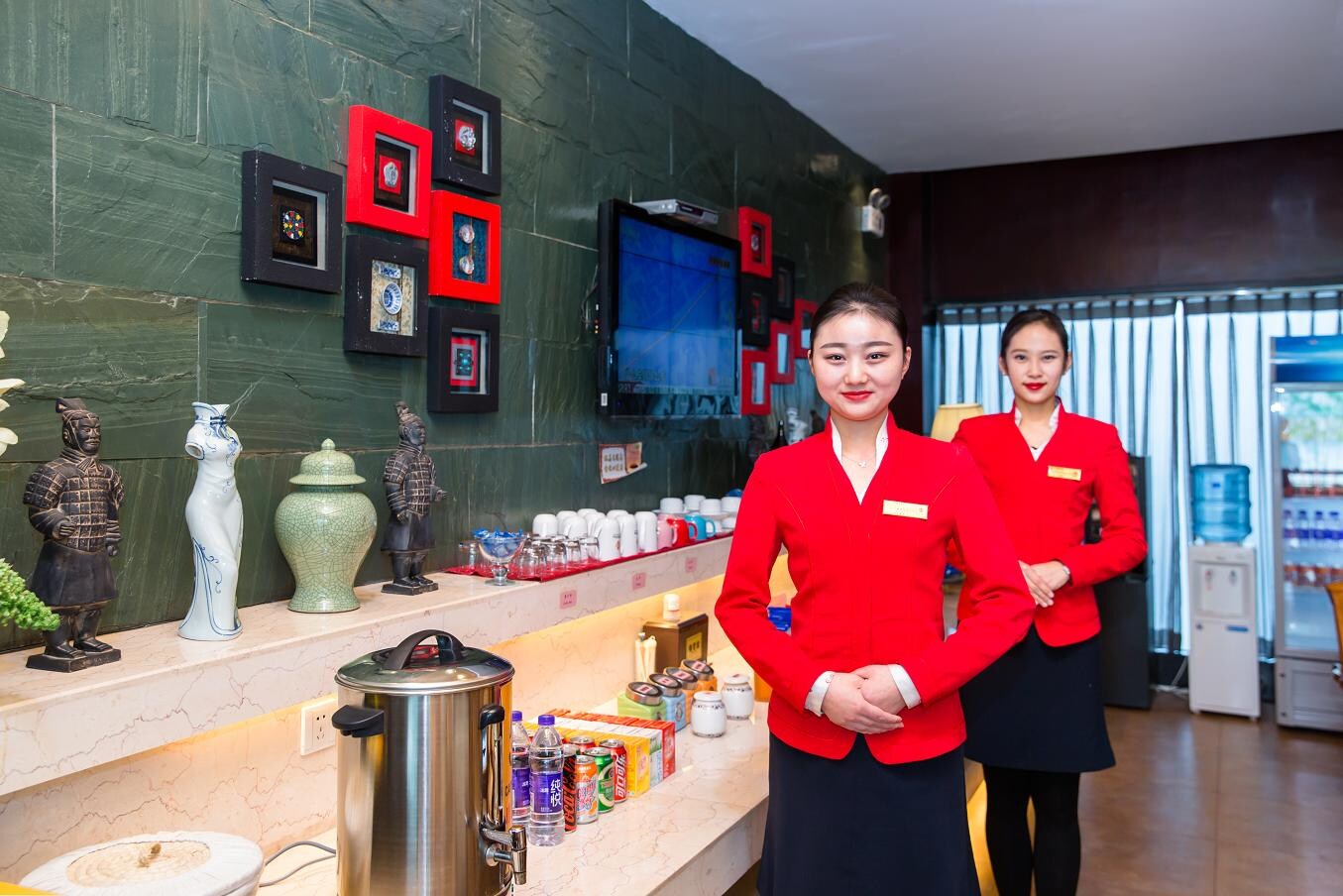 #2 of 2 images of First Class Lounge No. 3