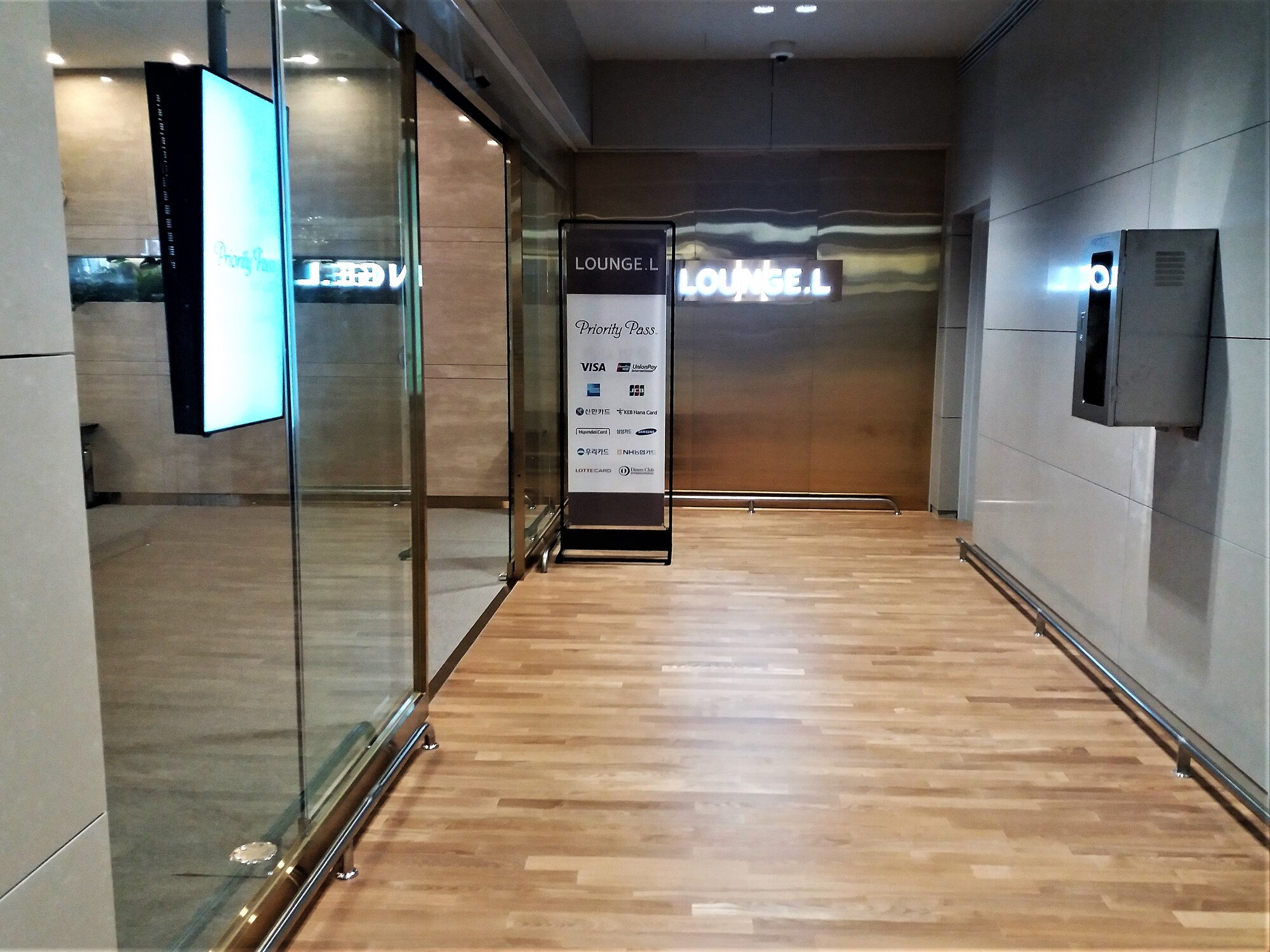 #2 of 5 images of Lounge L. by Lotte GRS (Temporarily Closed)