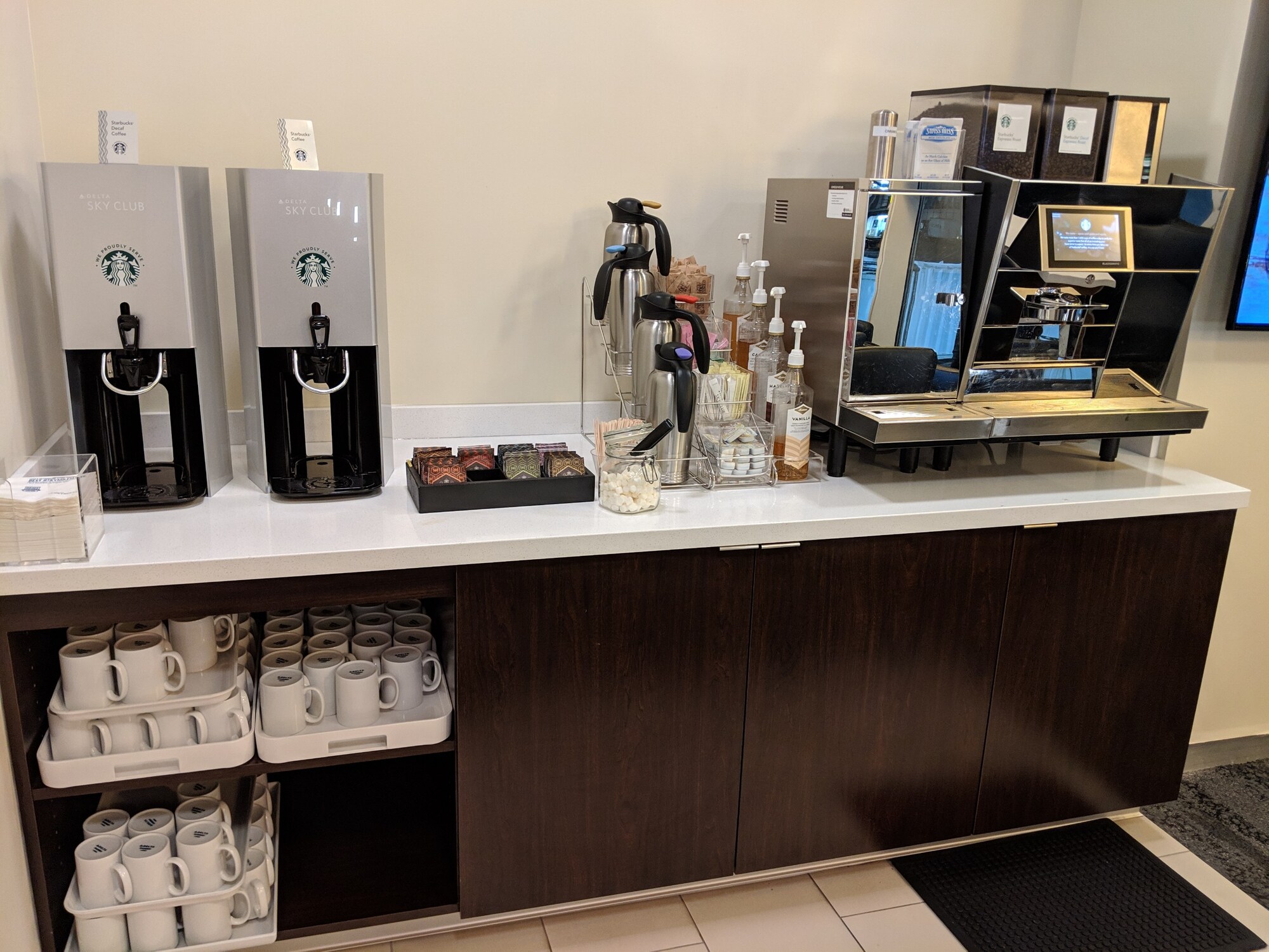 #4 of 5 images of Delta Air Lines Delta Sky Club (Gate C28)