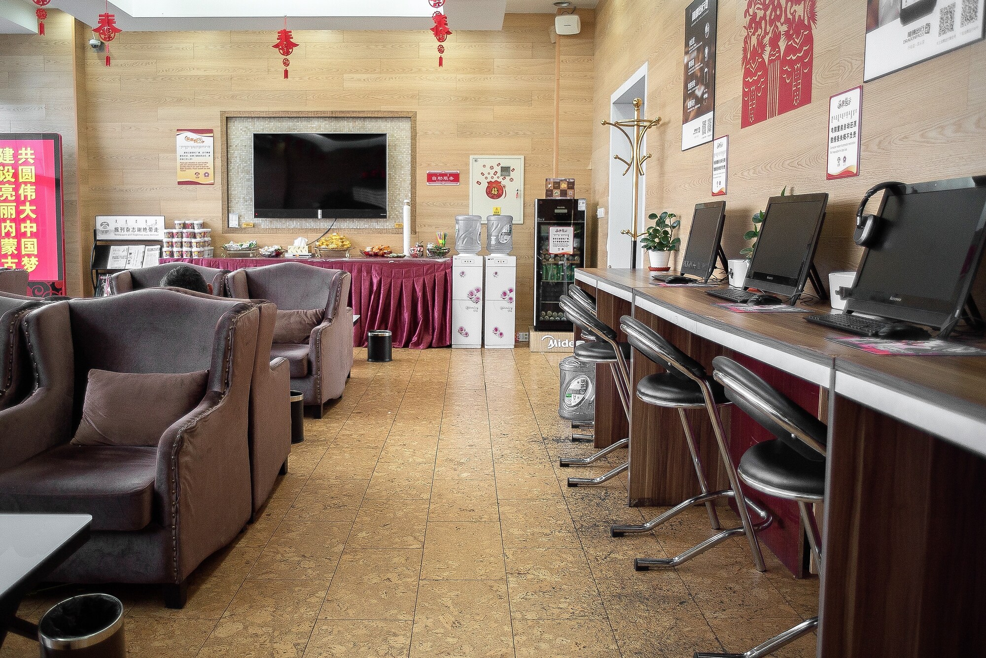#5 of 5 images of Domestic First Class Lounge 3