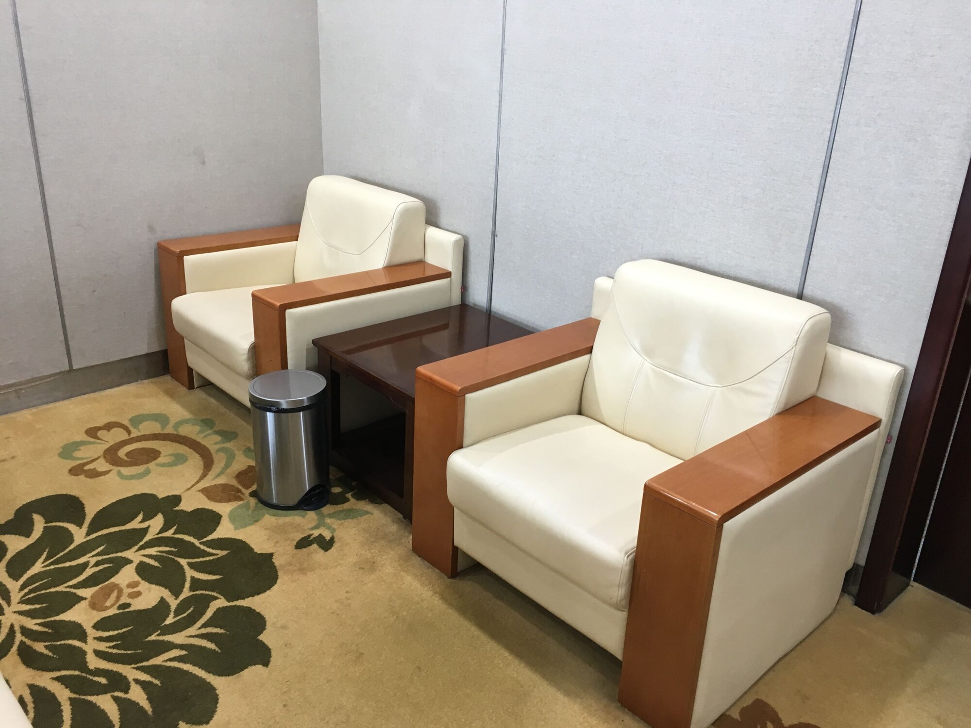 #5 of 5 images of First Class Lounge 5