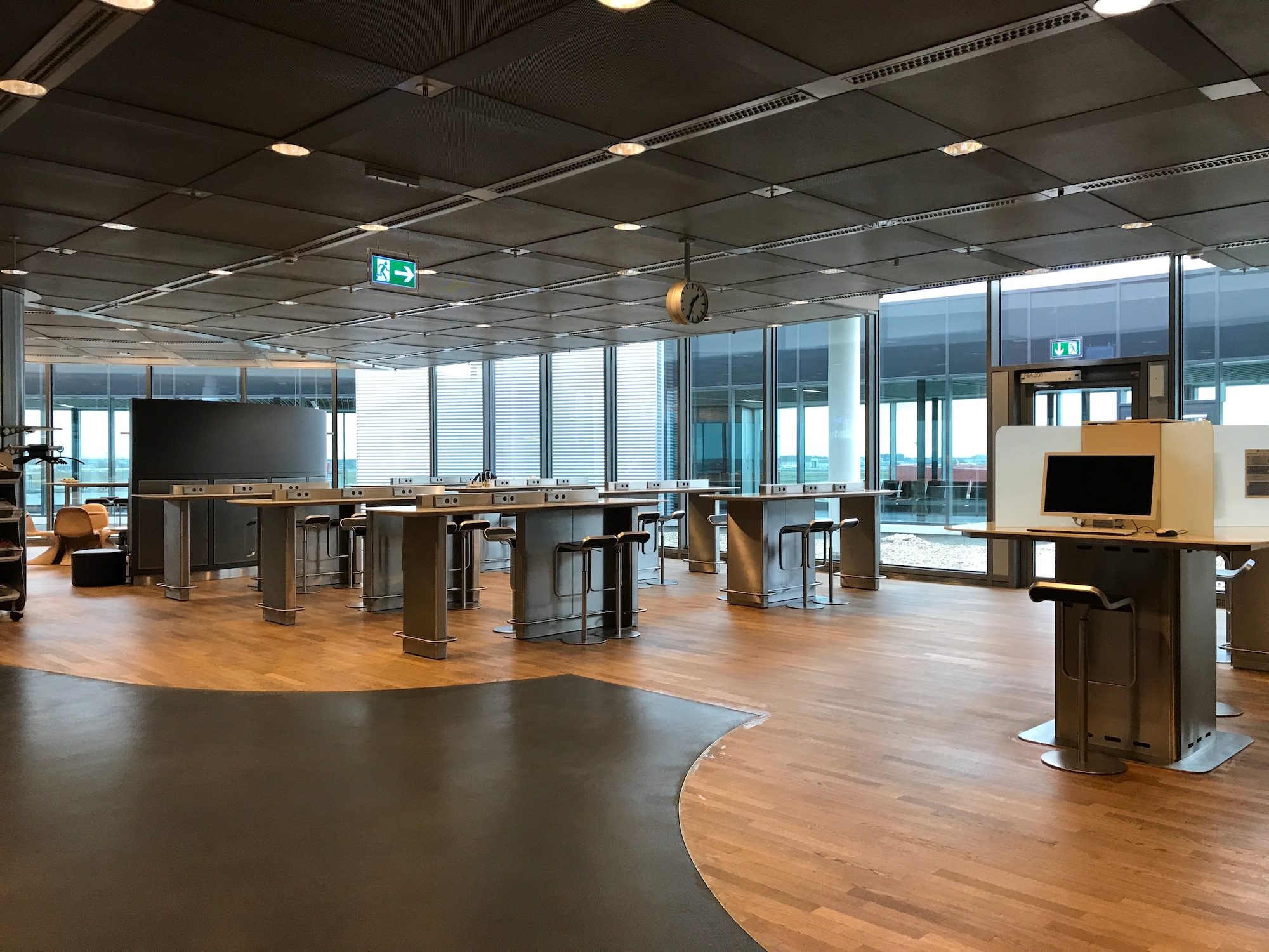 #4 of 5 images of Lufthansa Business Lounge (Non-Schengen, Gates B44-B48) (Temporarily Closed)