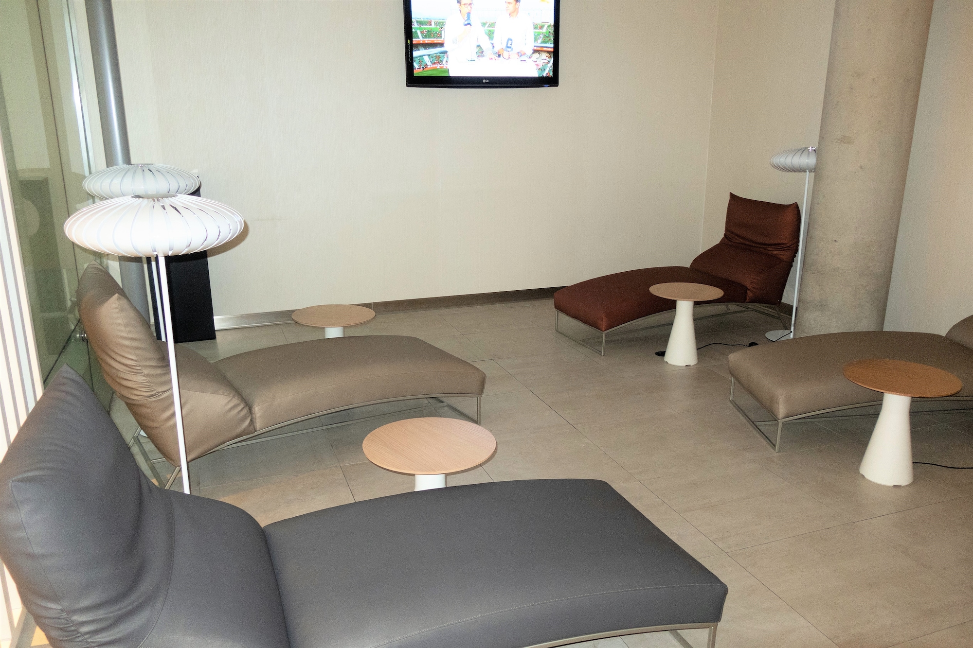 #2 of 5 images of Sala VIP Joan Olivert (Temporarily Closed)