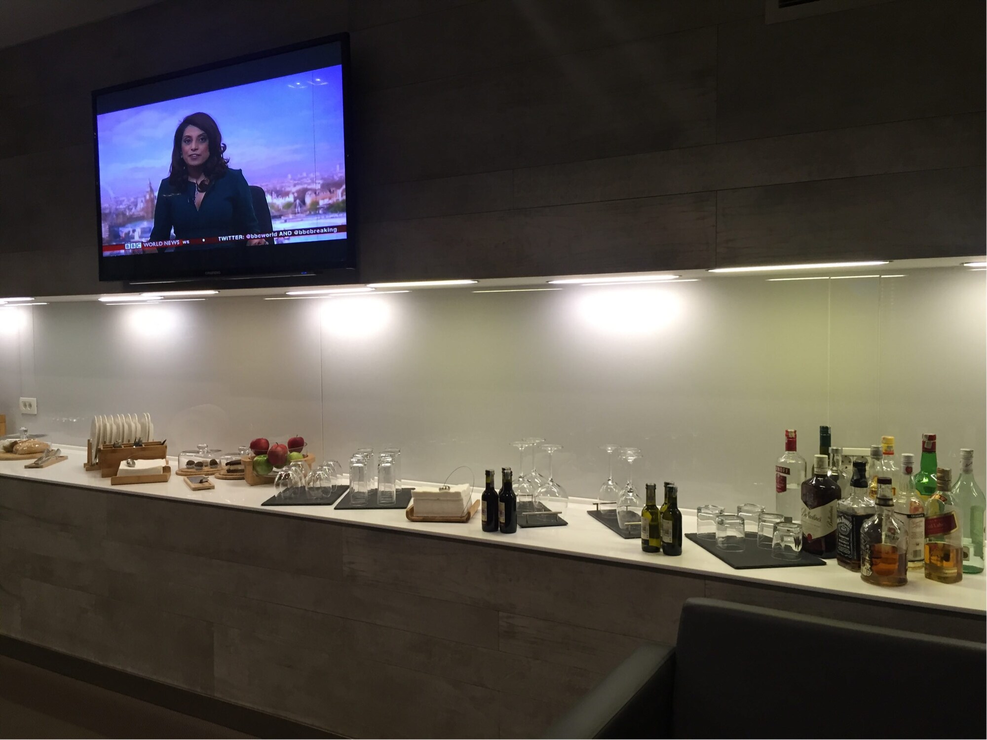 #2 of 2 images of 17/02 Lounge