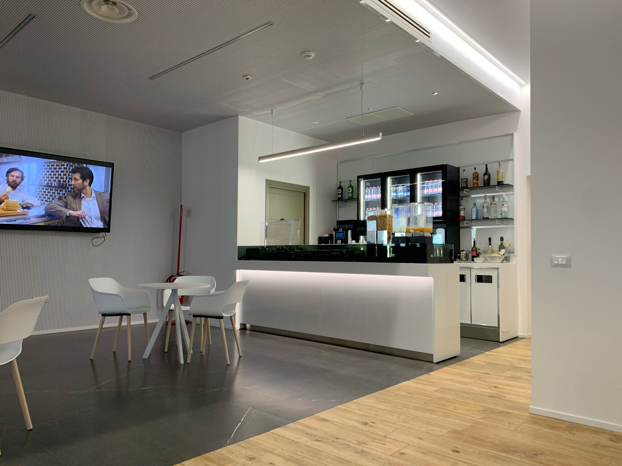 #2 of 3 images of Prima Vista Cagliari Lounge