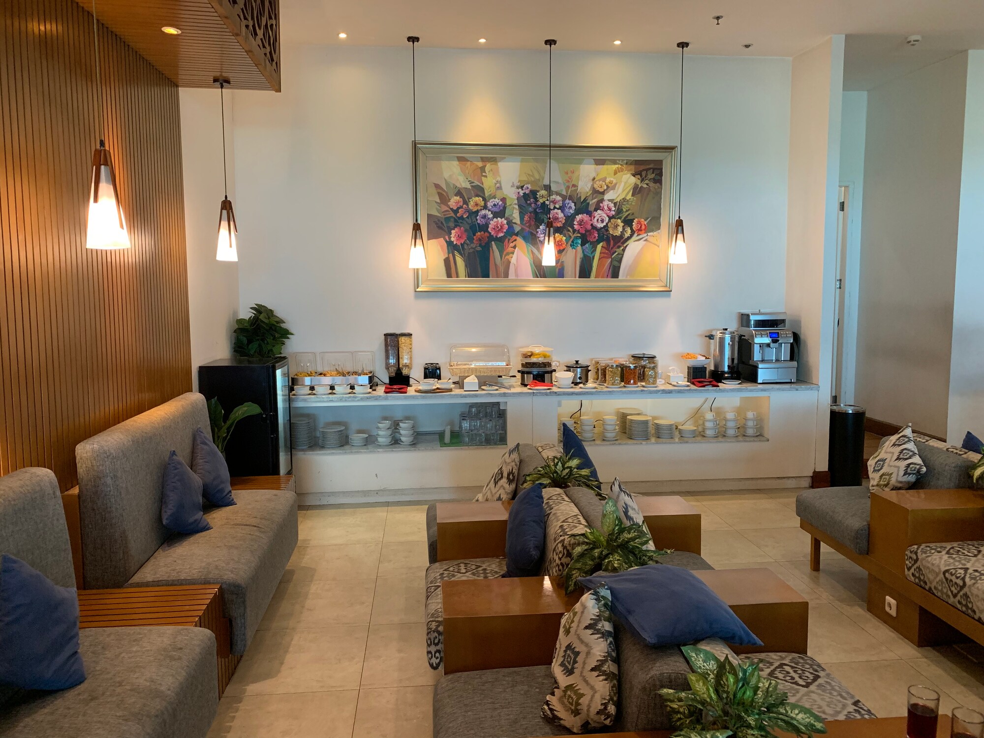 #4 of 5 images of T/G Lounge (Temporarily Closed)