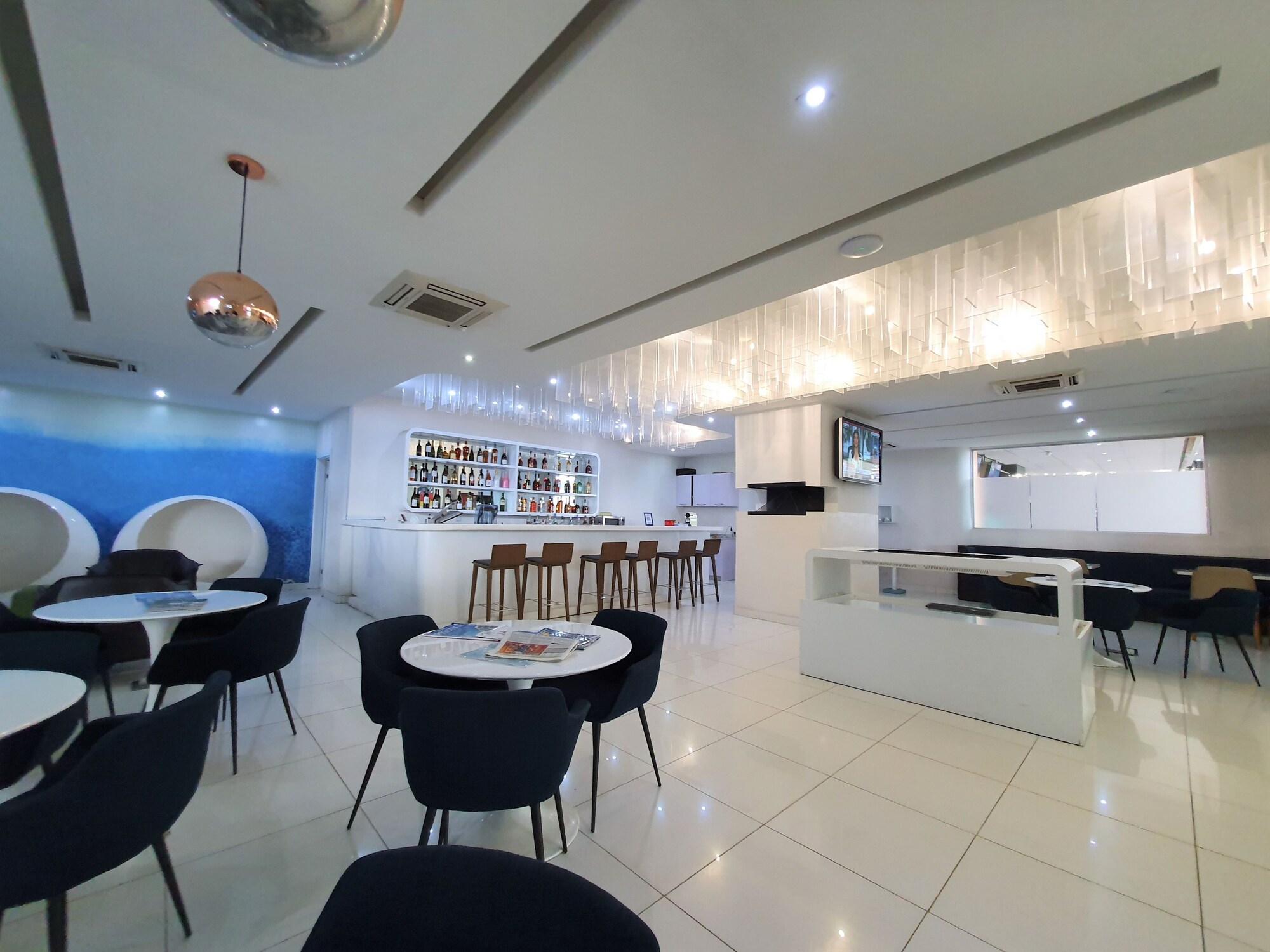#3 of 5 images of First Lounge