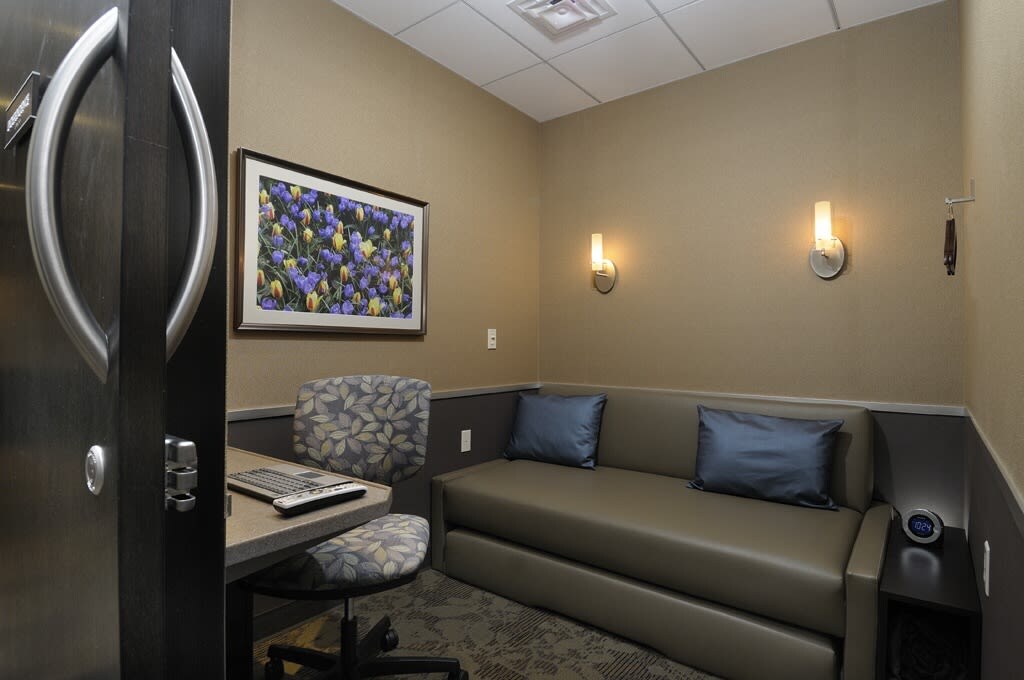 #2 of 2 images of Minute Suites (Concourse D/E Connector)