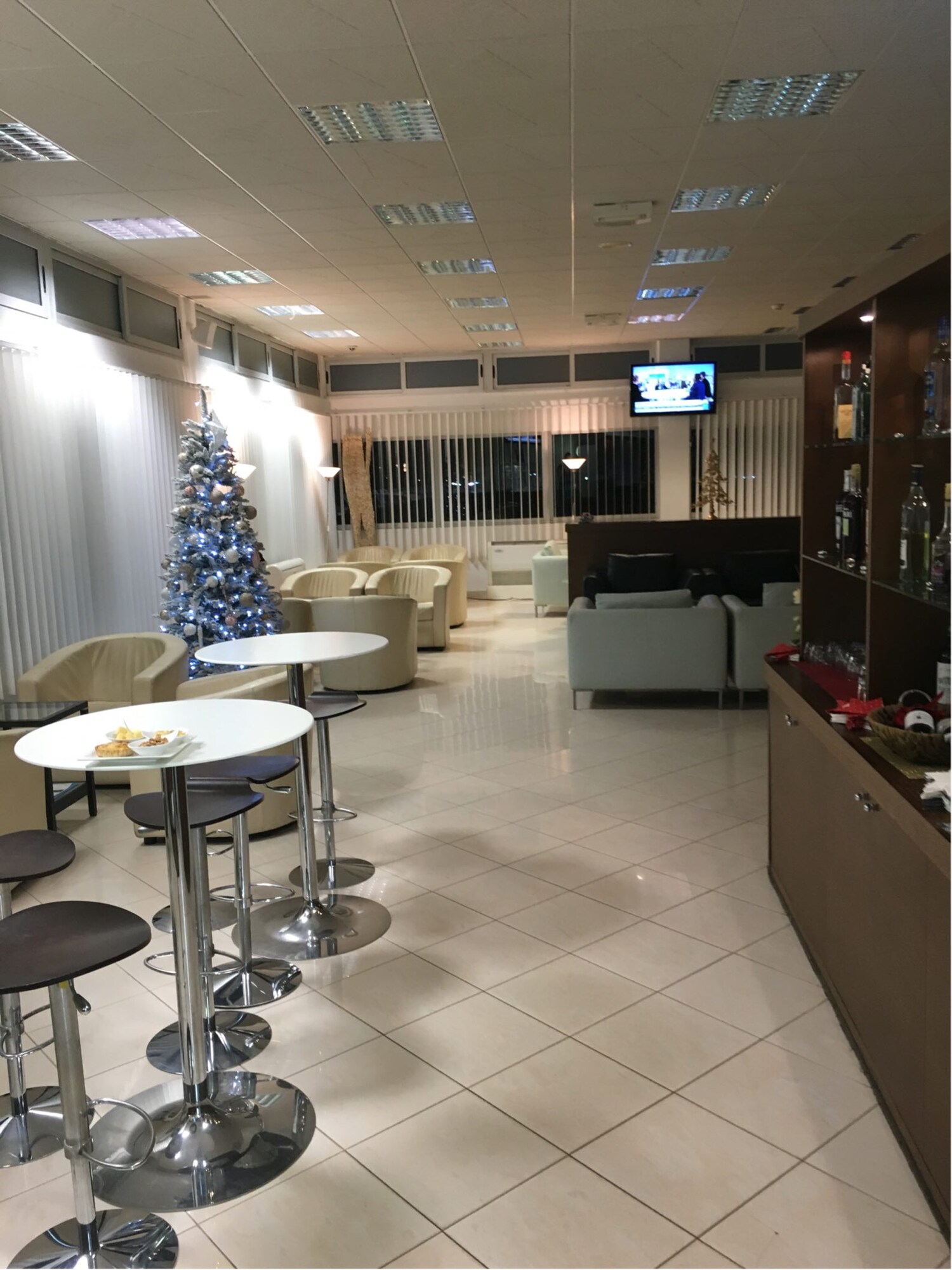 #3 of 5 images of AHS Business Class Lounge