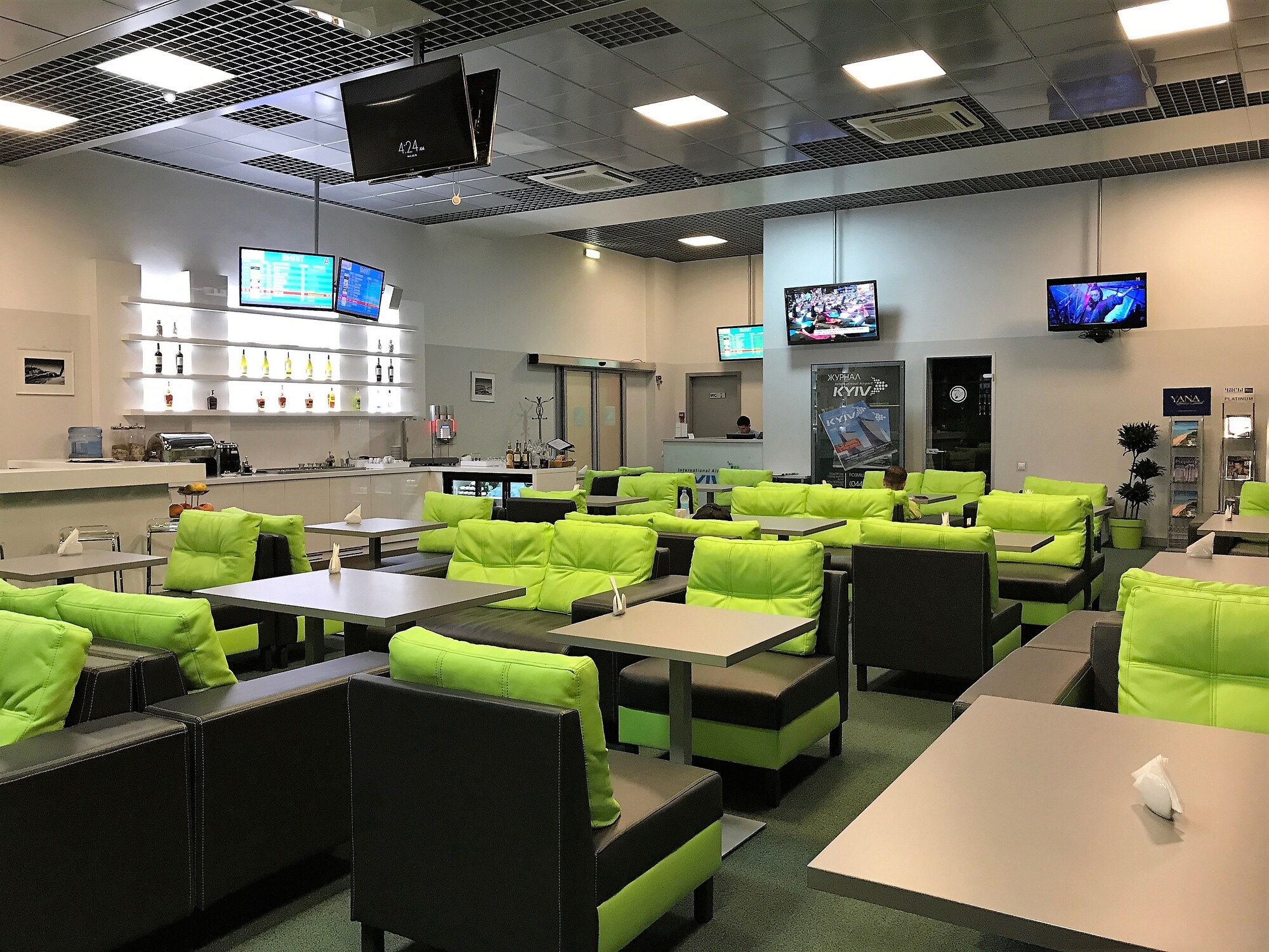 #4 of 5 images of Green Lounge