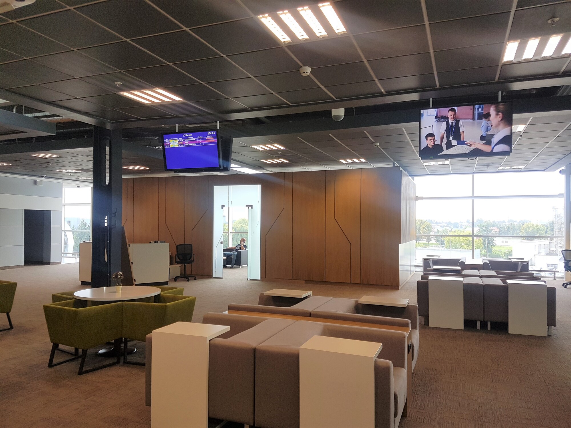 #4 of 5 images of Business Lounge (Domestic)