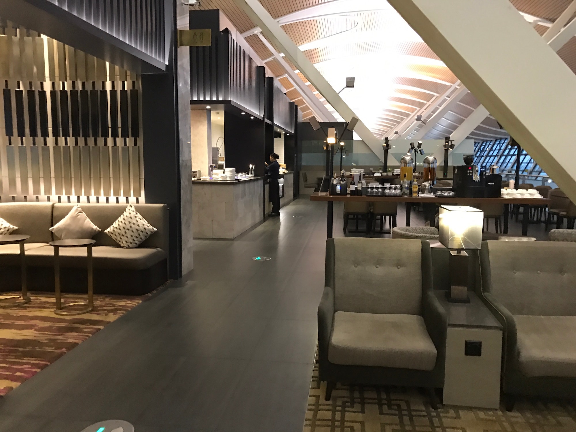 #2 of 5 images of No. 77 China Eastern Plaza Premium Lounge