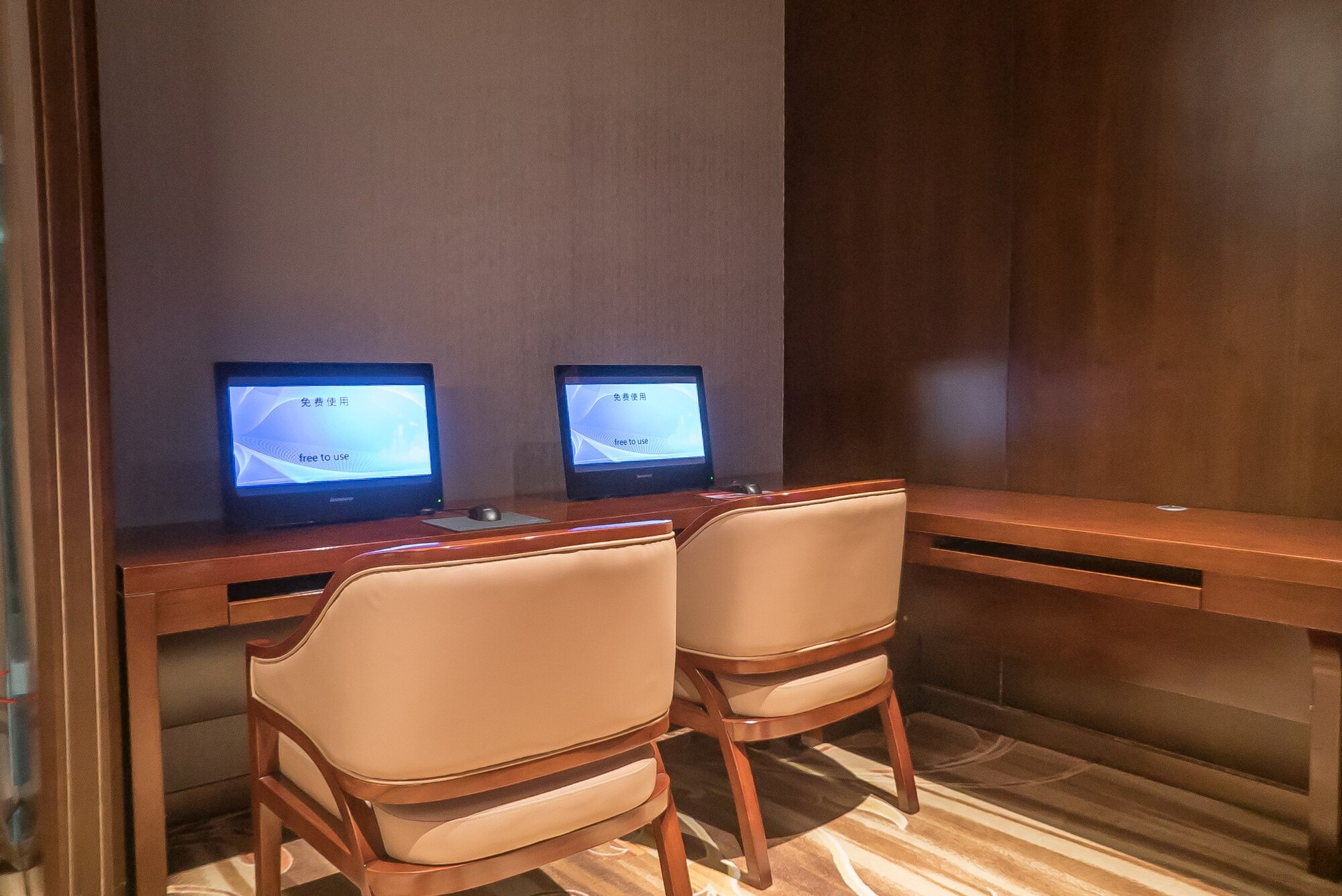#3 of 5 images of No. 8 First Class Lounge
