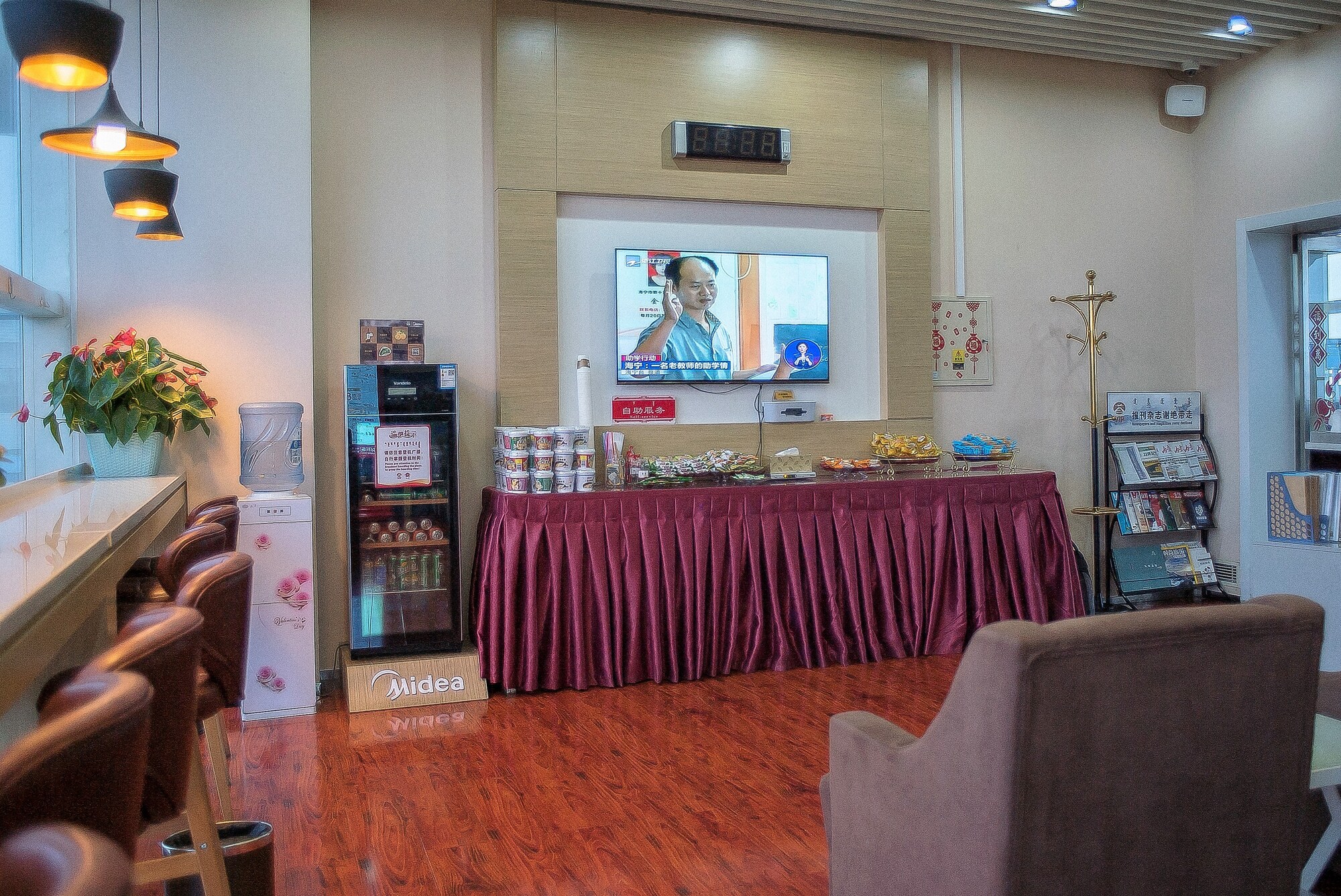 #5 of 5 images of Domestic First Class Lounge 1