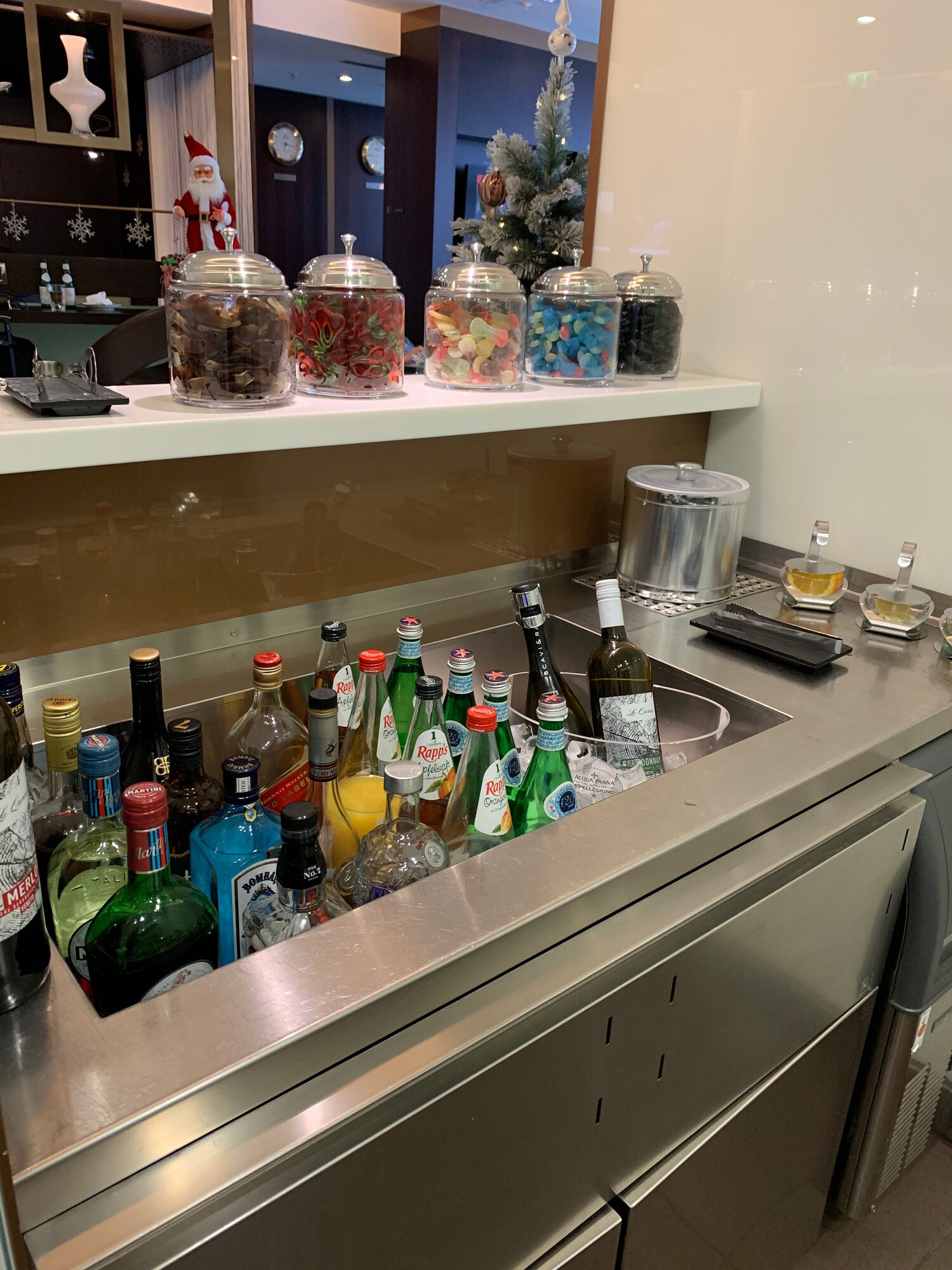 #5 of 5 images of Priority Lounge