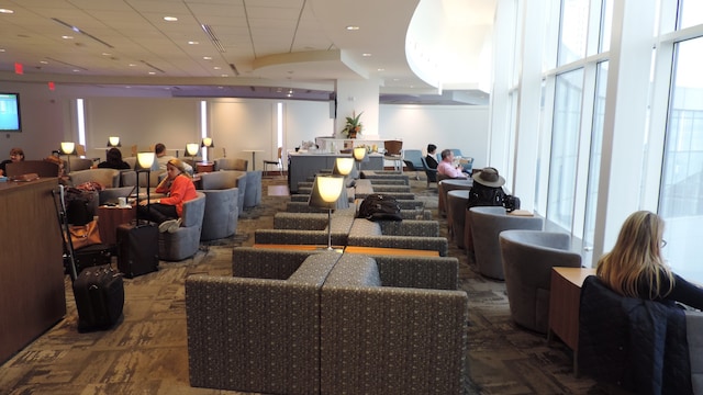Lounge thumbnail 2