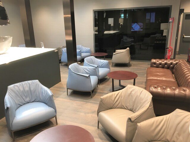 Lounge thumbnail 2