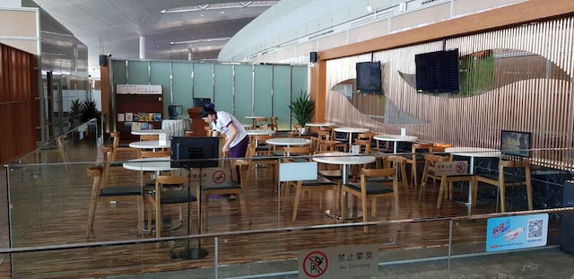 Lounge thumbnail 2