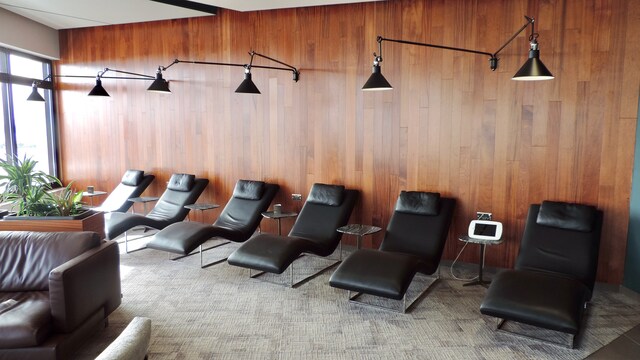 Lounge thumbnail 5