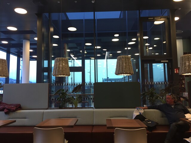 Lounge thumbnail 4