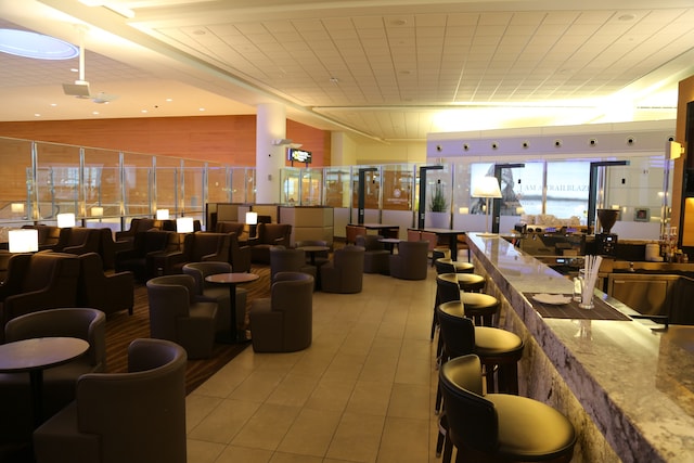 Lounge thumbnail 3