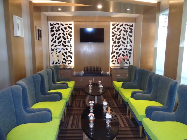 Lounge thumbnail 2