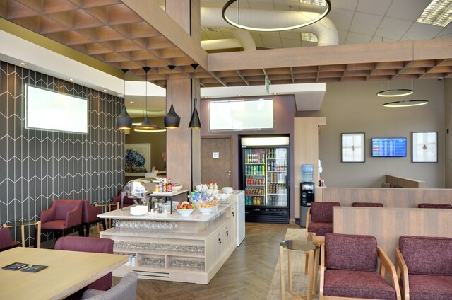Lounge thumbnail 5