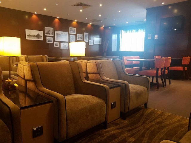 Lounge thumbnail 4