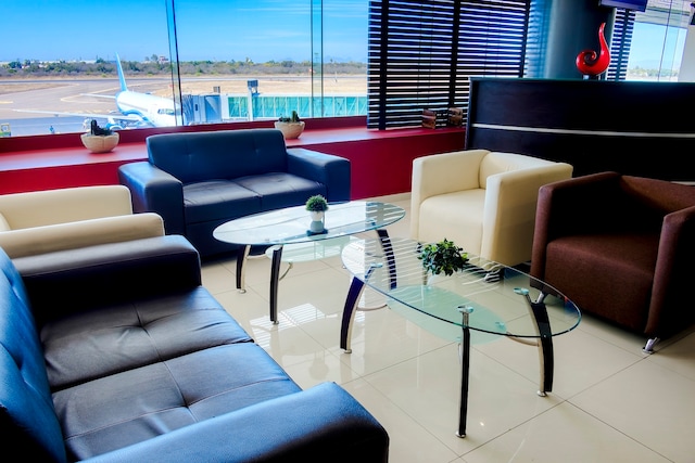 Lounge thumbnail 4