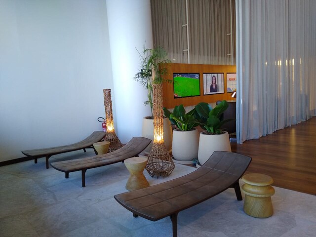Lounge thumbnail 5
