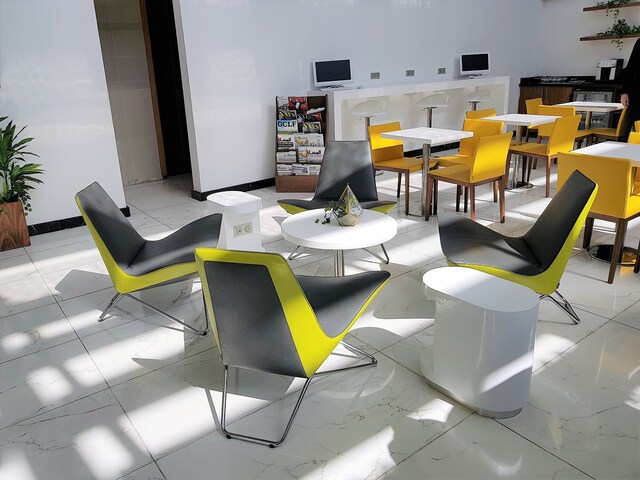 Lounge thumbnail 2