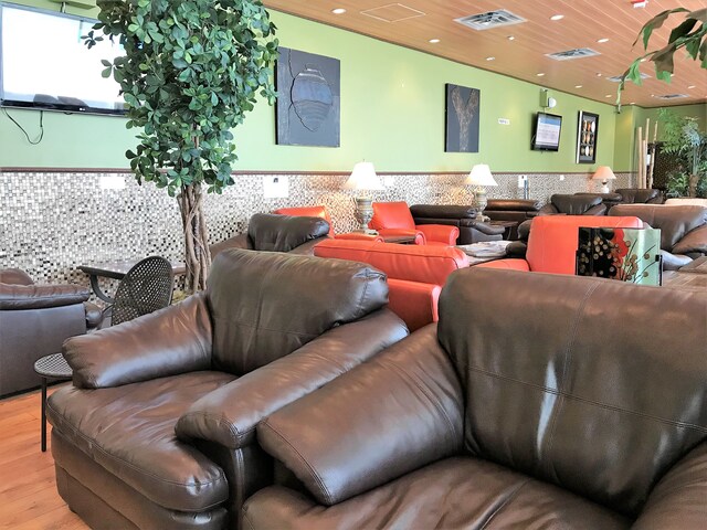 Lounge thumbnail 3