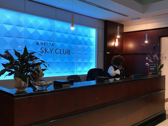 Lounge thumbnail 4
