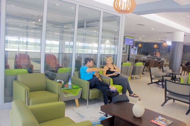 Lounge thumbnail 4