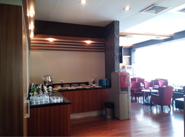Lounge thumbnail 1
