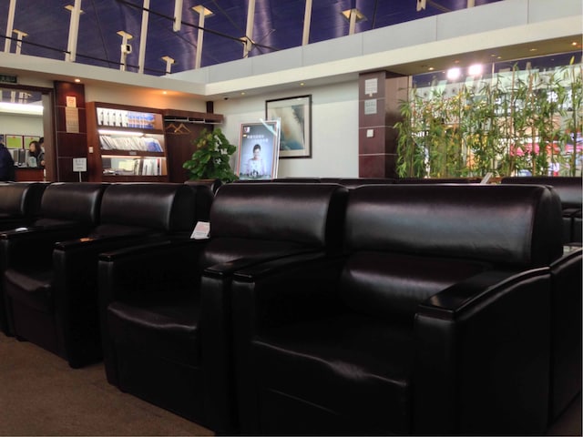 Lounge thumbnail 2