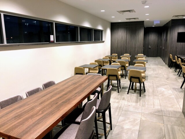 Lounge thumbnail 5