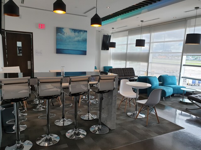 Lounge thumbnail 3
