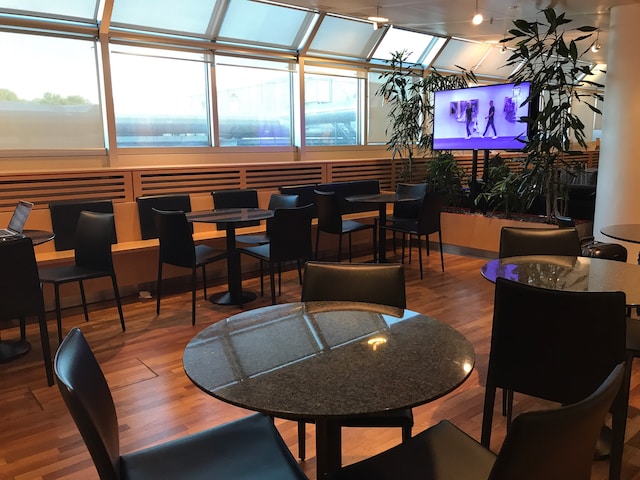 Lounge thumbnail 1