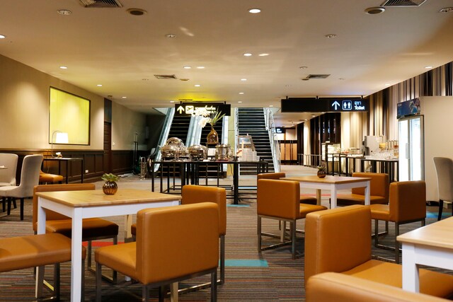 Lounge thumbnail 2