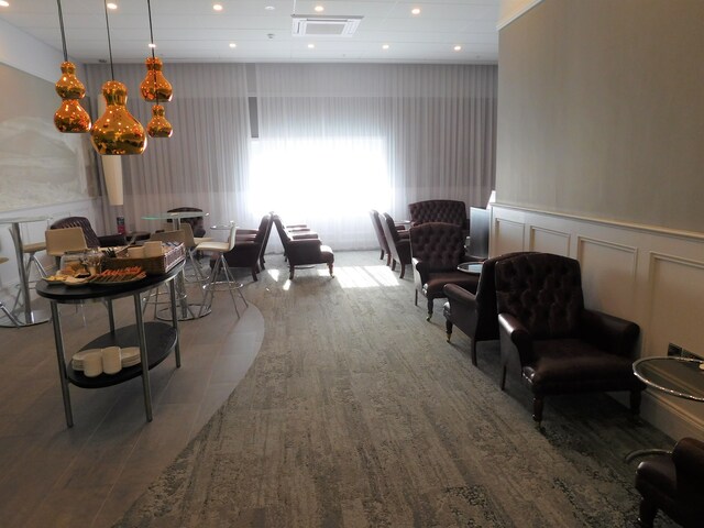 Lounge thumbnail 4