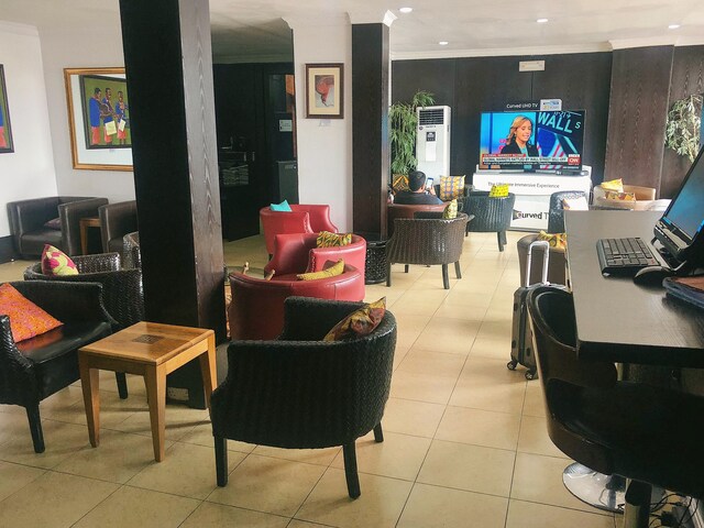 Lounge thumbnail 4