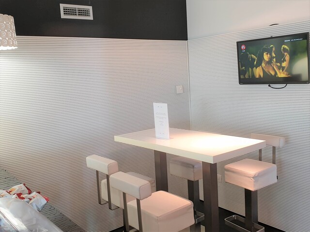 Lounge thumbnail 3