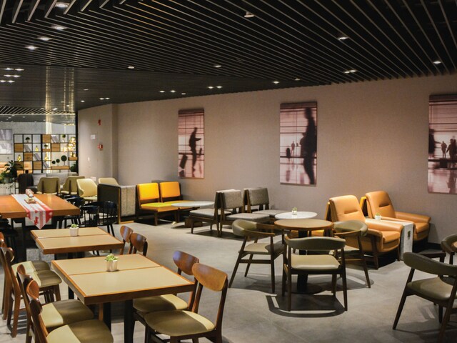 Lounge thumbnail 5