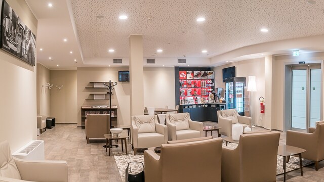 Lounge thumbnail 1