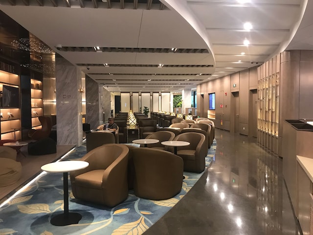 Lounge thumbnail 3
