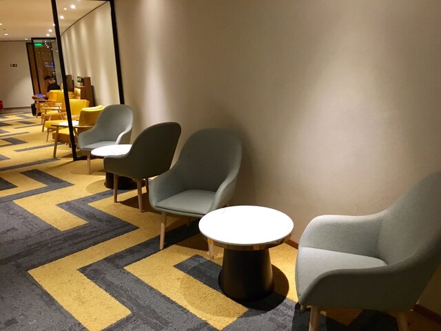 Lounge thumbnail 4